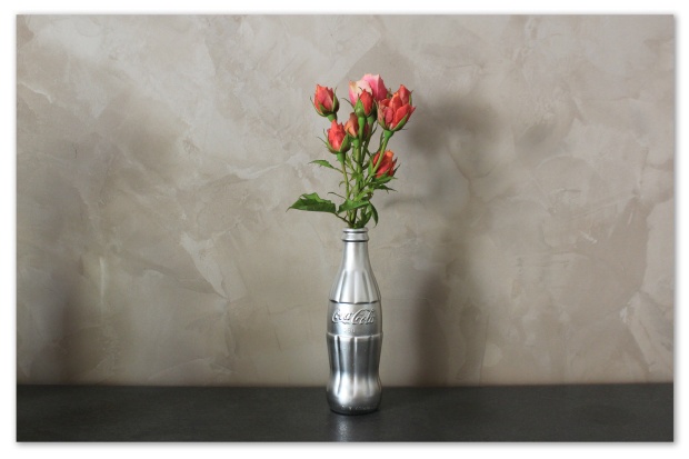 vase coca fleurs.jpg